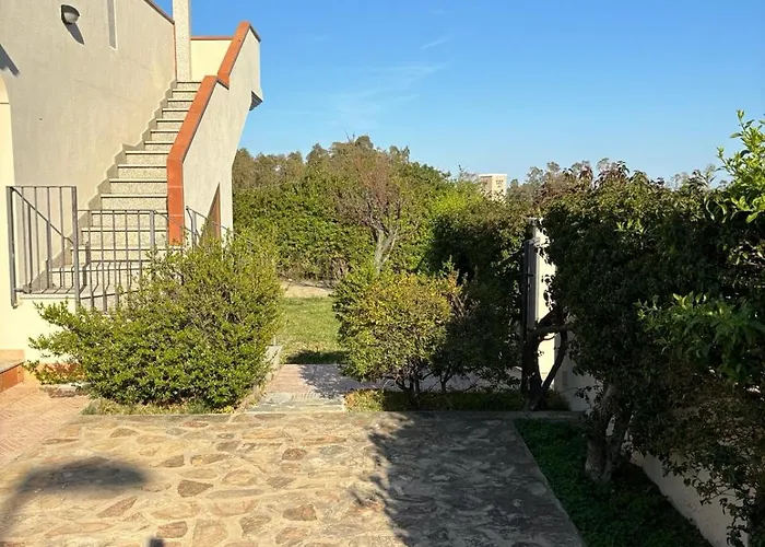 In Sardegna Piano Terra Con Giardino Nyaraló